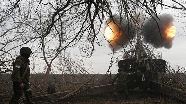 Артиллеристы вооруженных сил РФ ведут огонь по позициям ВСУ из гаубицы Мста-Б в южном секторе СВО - اسپوتنیک ایران  
