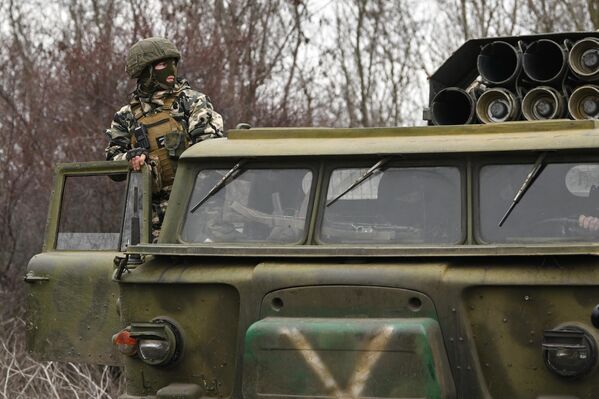 خدمه سامانه موشکی چندگانه &quot;اوراگان&quot; نیروهای مسلح فدراسیون روسیه، مواضع ارتش اوکراین را گلوله باران می کنند - اسپوتنیک ایران  