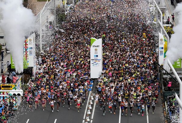 دوندگان در ابتدای مسابقه ماراتون توکیو یکشنبه، 5 مارس 2023، در توکیو، خیابان مقابل ساختمان دولتی متروپولیتن توکیو را پر کردند. - اسپوتنیک ایران  