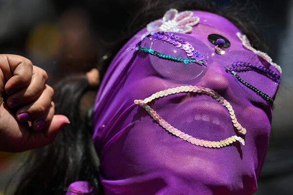 یک فعال مدنی در طول راهپیمایی روز جهانی زن در کاراکاس در 8 مارس 2023 شعارهایی را برای خواستار حقوق بیشتر برای زنان سر می دهد.به مناسبت روز جهانی زن، زنان در سراسر جهان میزبان راهپیمایی ها، تجمعات و تظاهرات برای دفاع از حقوق خود هستند. - اسپوتنیک ایران  