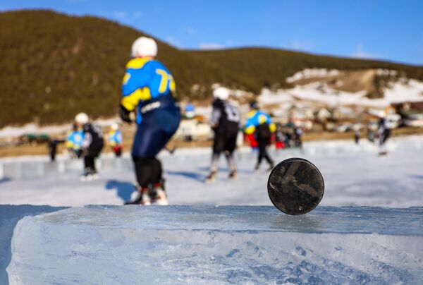 مسابقه هاکی ستارگان در روی آبهای یخ بسته دریاچه بایکال روسیه - اسپوتنیک ایران  