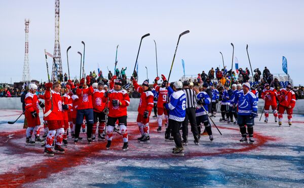 شرکت کنندگان مسابقه هاکی ستارگان در روی آبهای یخ بسته دریاچه بایکال روسیه - اسپوتنیک ایران  