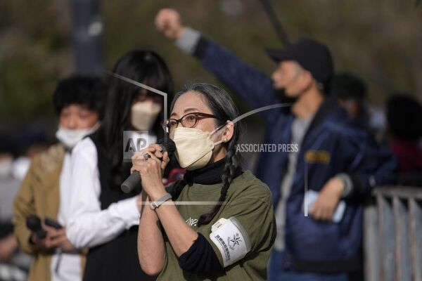 یک زن در اعتراض به استفاده دولت از انرژی هسته‌ای، در مقابل اقامتگاه رسمی نخست‌وزیر در توکیو شعارهایی سر می‌دهد. - اسپوتنیک ایران  