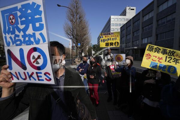 مردم در اعتراض به استفاده از انرژی هسته ای توسط دولت ژاپن در مقابل اقامتگاه رسمی نخست وزیر در توکیو، شعار سر می دهند. - اسپوتنیک ایران  