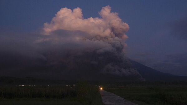 Извержение вулкана Семеру на о. Ява в Индонезии - اسپوتنیک ایران  