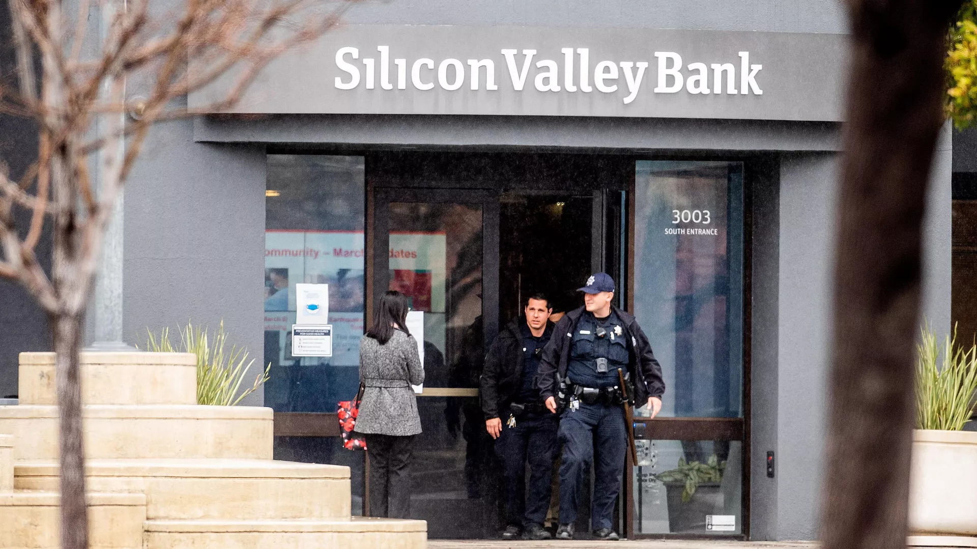 Полиция у штаб-квартиры банка Silicon Valley Bank в Санта-Кларе