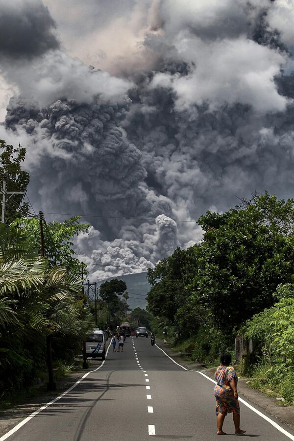 دود غلیظ هنگام فوران آتشفشان مراپی، فعال ترین آتشفشان اندونزی، از روستای تونگگولاروم در جاوه 11 مارس 2023  - اسپوتنیک ایران  