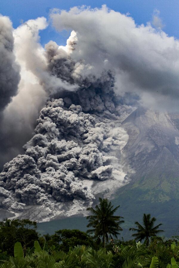 دود غلیظ هنگام فوران آتشفشان مراپی، فعال ترین آتشفشان اندونزی، از روستای تونگگولاروم در جاوه11 مارس 2023 - اسپوتنیک ایران  