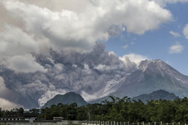 فوران آتشفشان مراپی در اندونزی11 مارس 2023  - اسپوتنیک ایران  