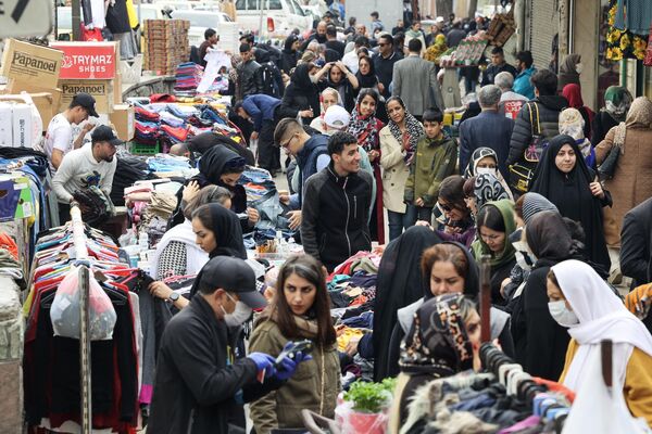 مردم در بازار تهران در آستانه عید نوروز  - اسپوتنیک ایران  