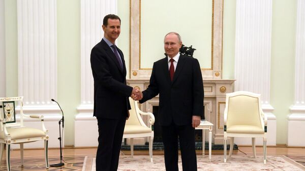 بشار اسد، رئیس‌جمهور سوریه و ولادیمیر پوتین، رئیس‌جمهور روسیه در دیداری با یکدیگر - اسپوتنیک ایران  