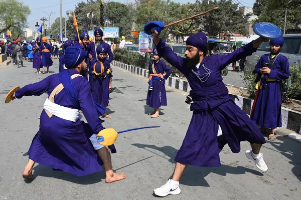 جنگجویان نیهنگ یا سیک در طول راهپیمایی به مناسبت 200 سال شهادت رهبر سیک ها آکالی فولا سینگ در امریتسار هنرهای رزمی انجام می دهند. - اسپوتنیک ایران  