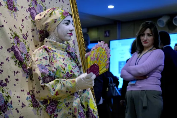 یک بازدیدکننده، به زنی نگاه می کند که به عنوان بخشی از یک چیدمان هنری تعاملی برای گسترش آگاهی در مورد ارتباطات سازماندهی شده توسط موسسه الهادی برای ناشنوایان، نابینایان و ناتوانی های یادگیری در طول مجمع عرب برای توسعه پایدار که در دفتر مرکزی سازمان ملل در بیروت، لبنان  برگزار شده است. - اسپوتنیک ایران  