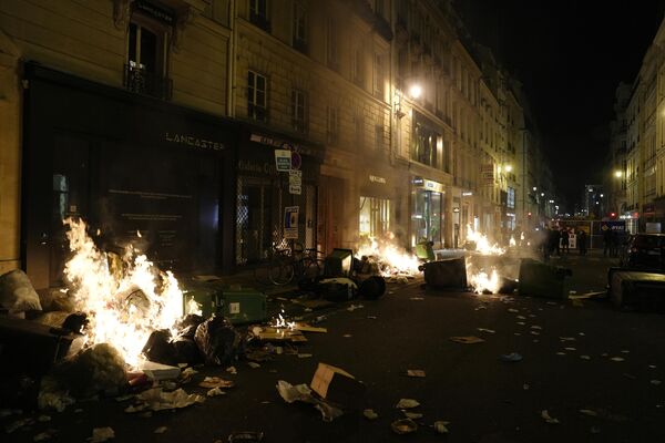 زباله‌ها توسط معترضان پس از تظاهرات در نزدیکی میدان کنکورد، در پاریس به آتش کشیده ‌شد - اسپوتنیک ایران  