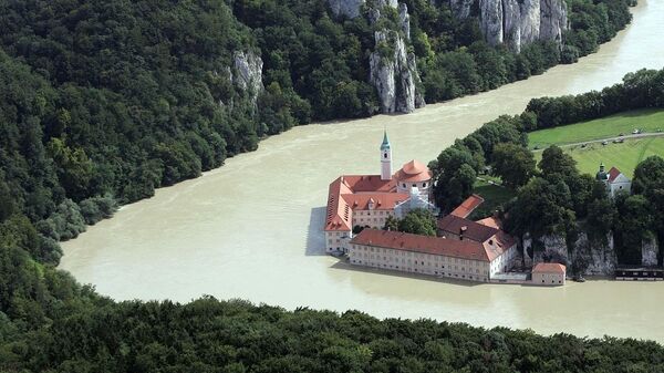Река Дунай, затопляющая близлежащий монастырь Вельтенбург на юге Германии - اسپوتنیک ایران  