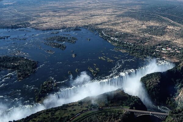 نمای  آبشار ویکتوریا، رودخانه زامبزی در مرز بین زامبیا و زیمبابوه  - اسپوتنیک ایران  