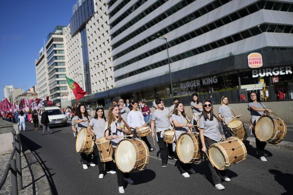 ستون طبل زنان در تظاهرات اتحادیه های کارگری در فرانسه. - اسپوتنیک ایران  