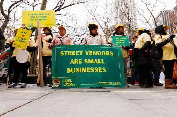 تجمع فروشندگان خیابانی و حامیان شهر نیویورک در 16 مارس 2023 در بیرون "سیتی هال" در نیویورک. - اسپوتنیک ایران  