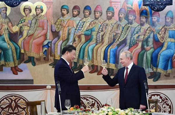 Президент РФ Владимир Путин и председатель КНР Си Цзиньпин на торжественном приеме в Грановитой палате Московского Кремля