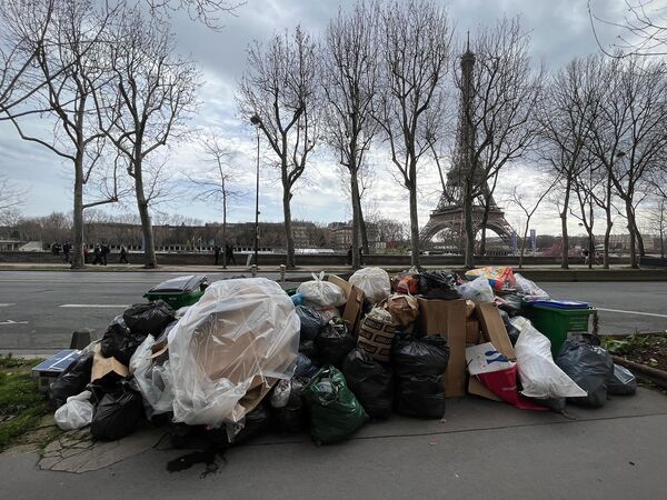 این عکس که در 20 مارس 2023 در پاریس گرفته شده است، کیسه‌ها و سطل‌های زباله را نشان می‌دهد که پس از اعتصاب  کارگران جمع آوری زباله علیه اصلاحات حقوق بازنشستگی در سطح شهر انباشته شده اند. مقامات در 17 مارس 2023 گفتند که میزان زباله جمع‌آوری نشده در خیابان‌های پاریس به دلیل اعتصاب کارگران زباله ها به 10000 تن افزایش یافته است. - اسپوتنیک ایران  