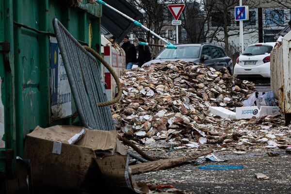 این عکس زباله‌ها و کیسه های انباشته شده در خیابان را نشان می‌دهد. به دلیل اعتصاب  کارگران جمع آوری زباله علیه اصلاحات حقوق بازنشستگی در سطح شهر زباله ها  انباشته شده اند.  لو هاور، شمال  غربی فرانسه - اسپوتنیک ایران  