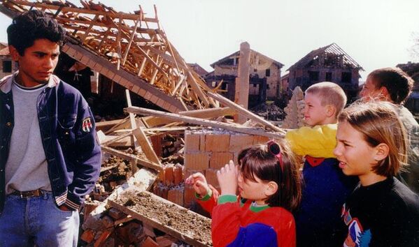  ناتو جمهوری فدرال  یوگسلاوی را  در سال 1999 بمباران کرد. بمب ها خانه های شهرک ویدوودان را ویران کردند. - اسپوتنیک ایران  