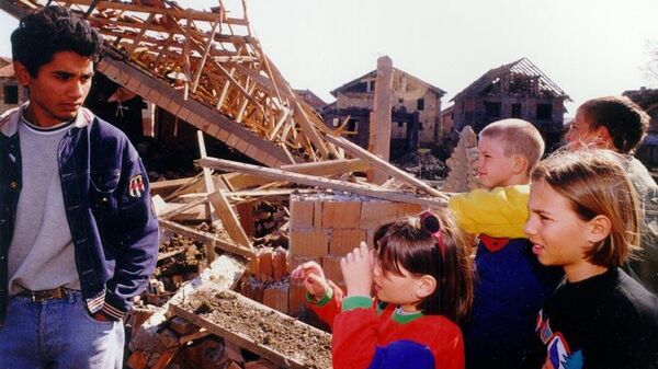 Разрушенные в результате бомбардировки НАТО дома в послке Видовлан, Югославия, 1999 год - اسپوتنیک ایران  