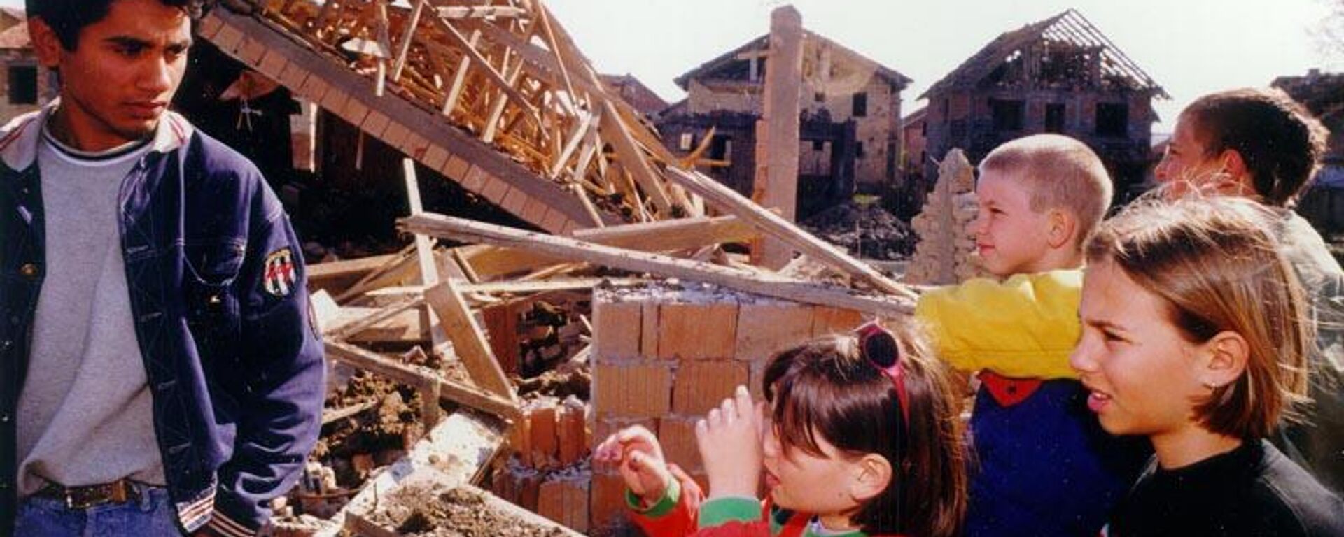 Разрушенные в результате бомбардировки НАТО дома в послке Видовлан, Югославия, 1999 год - اسپوتنیک ایران  , 1920, 24.03.2023