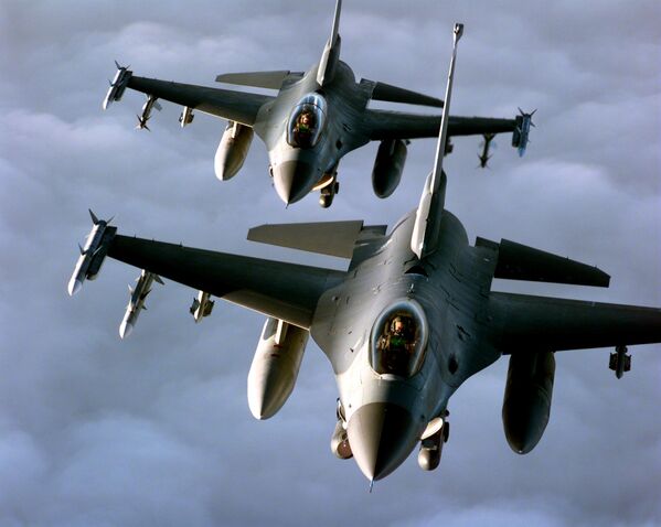 دو جنگنده اف- 16 نیروی هوایی ایالات متحده در طی ماموریتی برای حمایت از عملیات نیروهای متفقین ناتو در 20 آوریل 1999 بر فراز بلگراد پرواز می کنند.  - اسپوتنیک ایران  