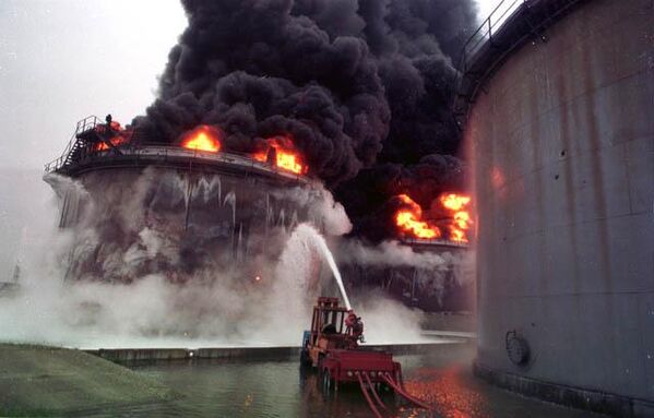 نووی ساد در سال 1999. در جریان بمباران یوگسلاوی، هواپیماهای ناتو روزانه پالایشگاه نفت و تأسیسات صنعت نفت صربستان را هدف قرار می دادند. - اسپوتنیک ایران  