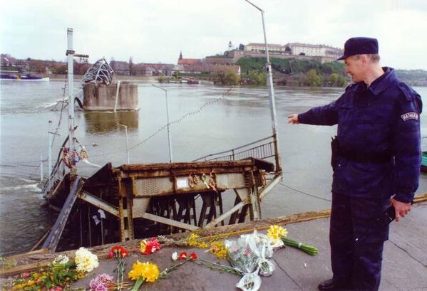 ناتو جمهوری فدرال  یوگسلاوی را  در سال 1999 بمباران کرد. نیروی هوایی ناتو پل وارادین را در دانوب که دو طرف باچکا و سرم نووی ساد را به هم وصل می کرد، تخریب کرد. - اسپوتنیک ایران  