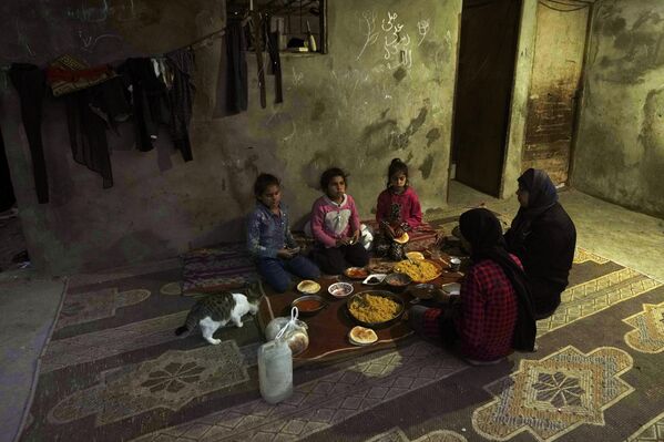 عبیر زوروب، سمت راست، و فرزندانش روزه خود را در اولین روز از ماه مبارک رمضان در خانه  خود در نزدیکی محله ای فقیر نشین در حومه خان یونس، در جنوب نوار غزه، پنجشنبه، 23 مارس 2023  باز می کنند.  - اسپوتنیک ایران  