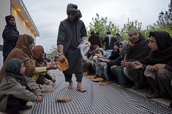  مسلمانان روزه خود را در اولین روز ماه مبارک رمضان در مسجدی در قندهار در 23 مارس 2023 افطار می کنند. - اسپوتنیک ایران  