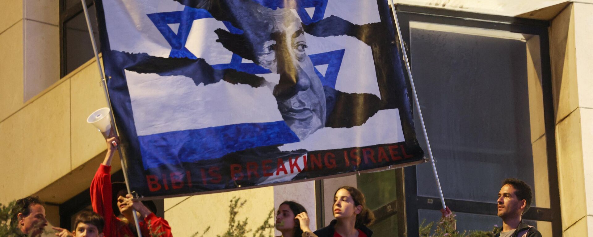 معترضان اسرائیلی بنری را با تصویر بنیامین نتانیاهو، نخست وزیر، در جریان تظاهرات علیه لایحه بازنگری قوه قضاییه در تل آویو، ۲۵ مارس ۲۰۲۳، برافراشتند - اسپوتنیک ایران  , 1920, 27.03.2023