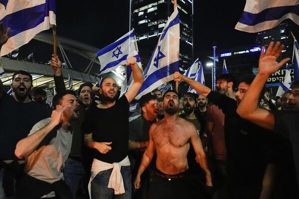 تظاهرات گسترده دیگری در اسرائیل عصر روز یکشنبه پس از برکناری نخست وزیر  وزیر دفاع که روز قبل خواستار تعلیق اصلاحات نظام حقوقی در این کشور شد،  آغاز شد. - اسپوتنیک ایران  