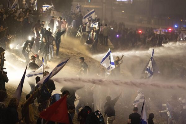سازمان دهندگان جنبش اعتراضی علیه اصلاحات قضایی در اسرائیل &quot;هفته فلج&quot; را  اعلام کردند که به معنای اعتراضات گسترده در سراسر کشور است. اسرائیلی ها  برای دوازدهمین هفته متوالی به اصلاحات قضایی اعتراض کردند. بنابر گزارشها،  تعداد تظاهرکنندگانی که به تظاهرات تل آویو پیوستند، به 200 هزار نفر  رسید. - اسپوتنیک ایران  