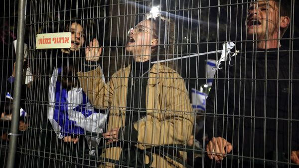 Участники протеста против судебной реформы возле резиденции премьера Биньямина Нетаньяху в Израиле  - اسپوتنیک ایران  