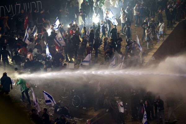 سازمان دهندگان جنبش اعتراضی علیه اصلاحات قضایی در اسرائیل &quot;هفته فلج&quot; را  اعلام کردند که به معنای اعتراضات گسترده در سراسر کشور است. اسرائیلی ها  برای دوازدهمین هفته متوالی به اصلاحات قضایی اعتراض کردند. بنابر گزارشها،  تعداد تظاهرکنندگانی که به تظاهرات تل آویو پیوستند، به 200 هزار نفر  رسید. - اسپوتنیک ایران  