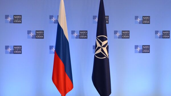 Флаги России и НАТО перед заседанием совета Россия - НАТО в Брюсселе - اسپوتنیک ایران  