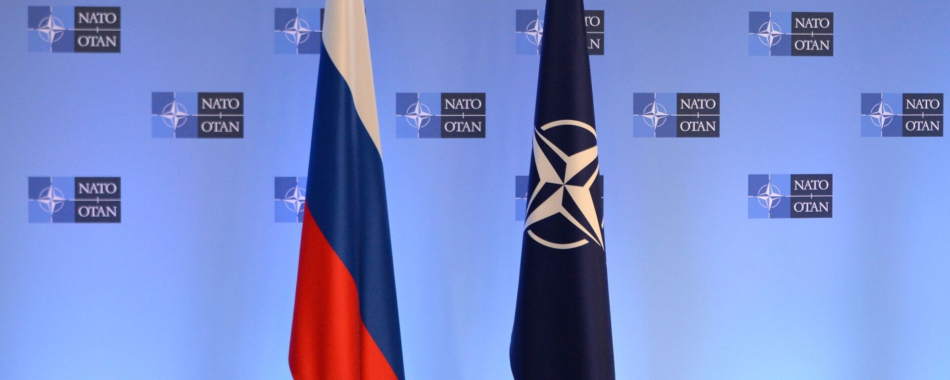 Флаги России и НАТО перед заседанием совета Россия - НАТО в Брюсселе - اسپوتنیک ایران  , 1920, 22.03.2024