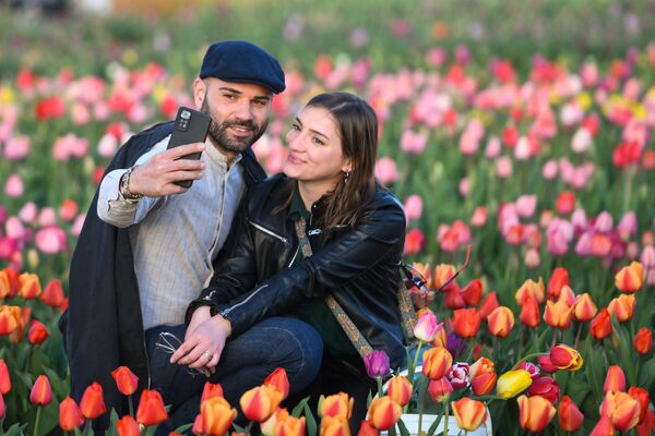 زن و شوهر در حال گرفتن سلفی در لاله زاری در ایتالیا - اسپوتنیک ایران  