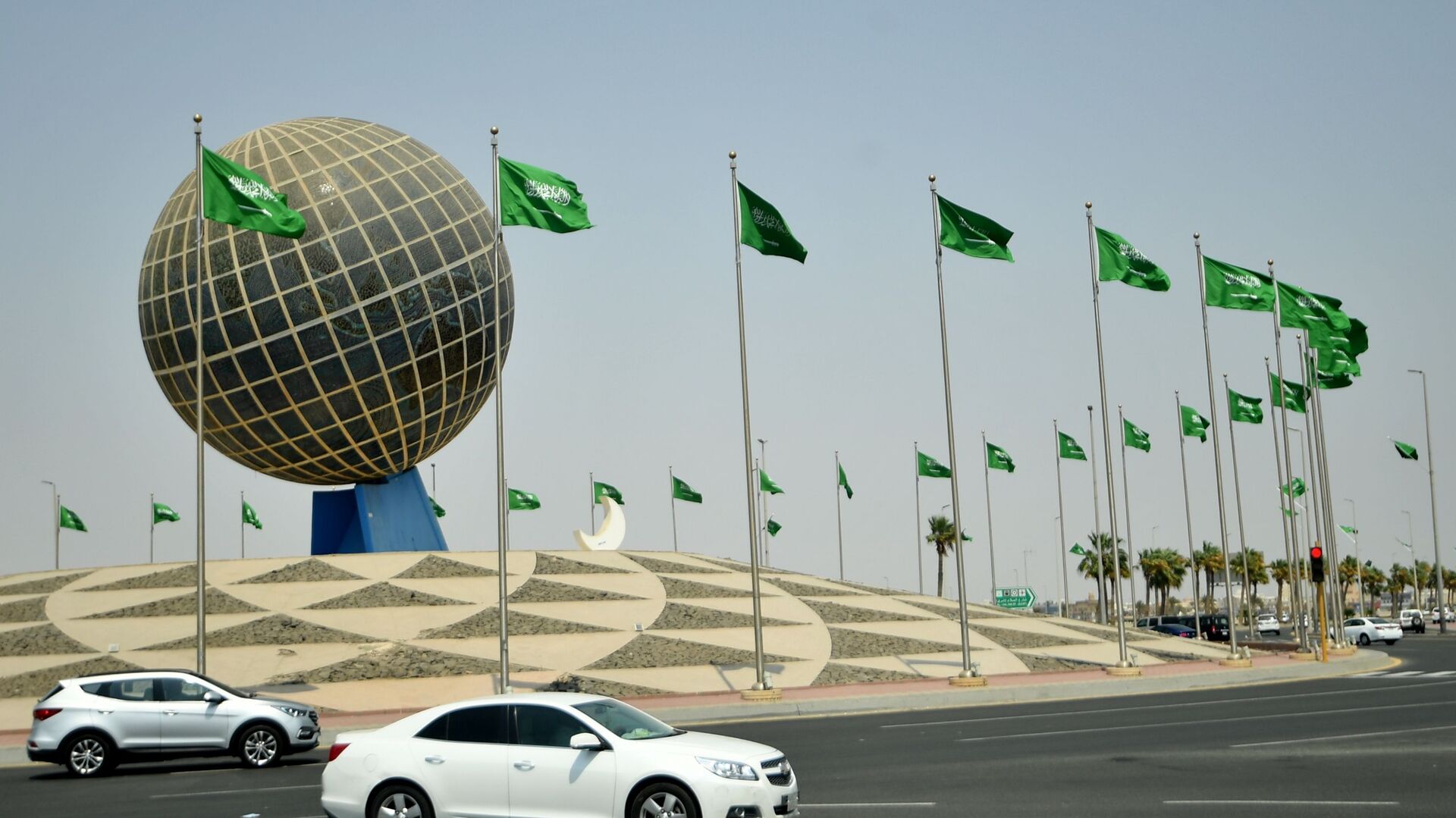 Флаги Саудовской Аравии на одной из улиц города Джидда - اسپوتنیک ایران  , 1920, 05.08.2023