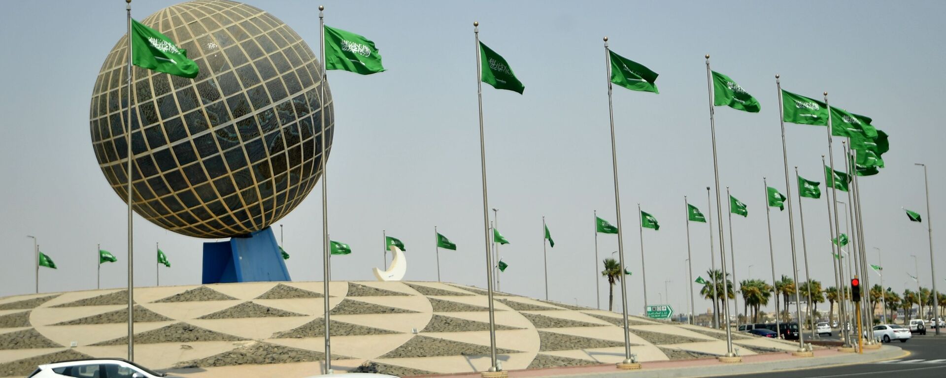 Флаги Саудовской Аравии на одной из улиц города Джидда - اسپوتنیک ایران  , 1920, 04.08.2023