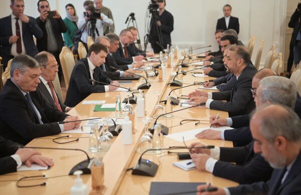 سرگئی لاوروف وزیر امور خارجه روسیه (نفر دوم سمت چپ میز) و حسین امیرعبداللهیان وزیر امور خارجه ایران (چهارمین نفر سمت راست میز) در دیدار در مسکو. - اسپوتنیک ایران  