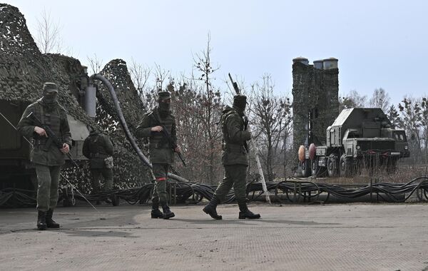 آمادگی سربازان گردان پدافند هوایی ارتش بلاروس در مرز با اوکراین - اسپوتنیک ایران  