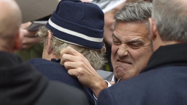 Актер Джордж Клуни и американский актер Билл Мюррей шутят на 64-м кинофестивале Берлинале - اسپوتنیک ایران  