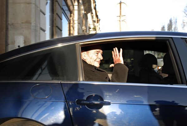 ژاک شیراک، رئیس جمهور سابق فرانسه، 78 ساله، که باید با اتهامات فساد روبرو شود، متهم به استفاده از پول عمومی برای پرداخت پول به افرادی که برای حزبش کار می کردند در زمانی که او بین سال های 1977 تا 1995 شهردار پاریس بود، خانه خود را در 7 مارس 2011 در پاریس ترک کرد. اولین روز محاکمه اش شیراک در حال محاکمه است، اولین رئیس جمهور سابق فرانسه که با اتهامات فساد روبرو شد، زیرا معاملات مبهم در دفترش در زمانی که شهردار پاریس بود سرانجام با او روبرو شد. انتظار نمی رود او امروز در دادگاه حاضر شود. - اسپوتنیک ایران  