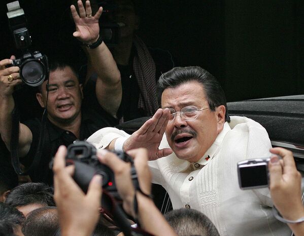 جوزف استرادا، رئیس‌جمهور مخلوع فیلیپین، روز چهارشنبه قبل از خروج از دادگاه ضد فساد سندیگانبایان در حومه شهر کوئزون، شمال مانیل،  در 12 سپپتامبر 2007 بر سر خبرنگاران فریاد زد.  استرادا، که زمانی بزرگترین پیروزی در انتخابات فیلیپین را به دست آورد، روز چهارشنبه پس از یک محاکمه تاریخی شش ساله به اتهامات وارده به حبس ابد محکوم شد. - اسپوتنیک ایران  