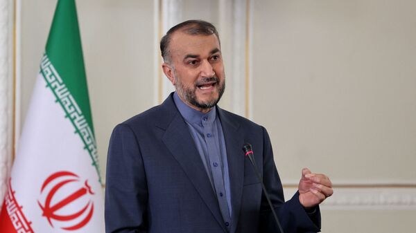 Министр иностранных дел Ирана Хосейн Амир-Абдоллахиян выступает на пресс-конференции в Тегеране - اسپوتنیک ایران  