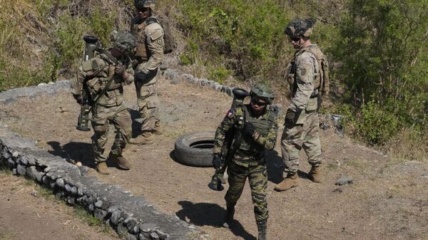 Филиппинские и американские военнослужащие участвуют в совместных военных учениях в Салакнибе в форте Магсайсай на севере Филиппин - اسپوتنیک ایران  